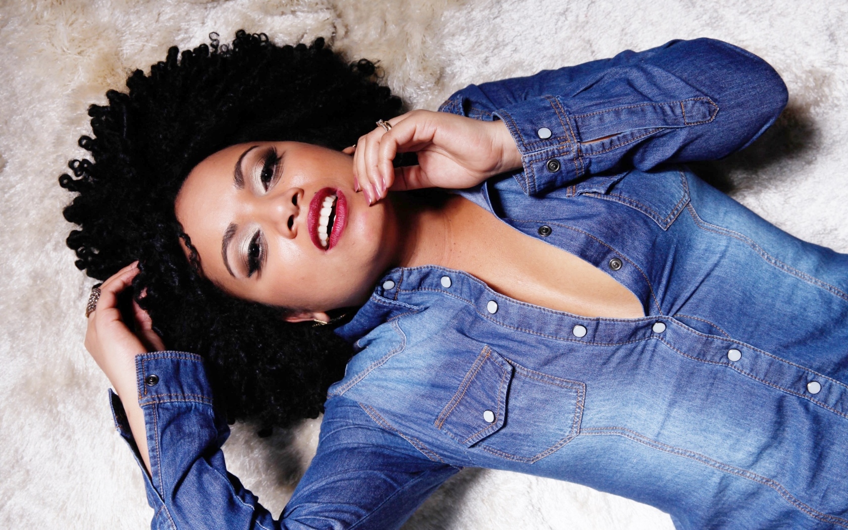 Красивая темнокожая девушка в джинсовой куртке