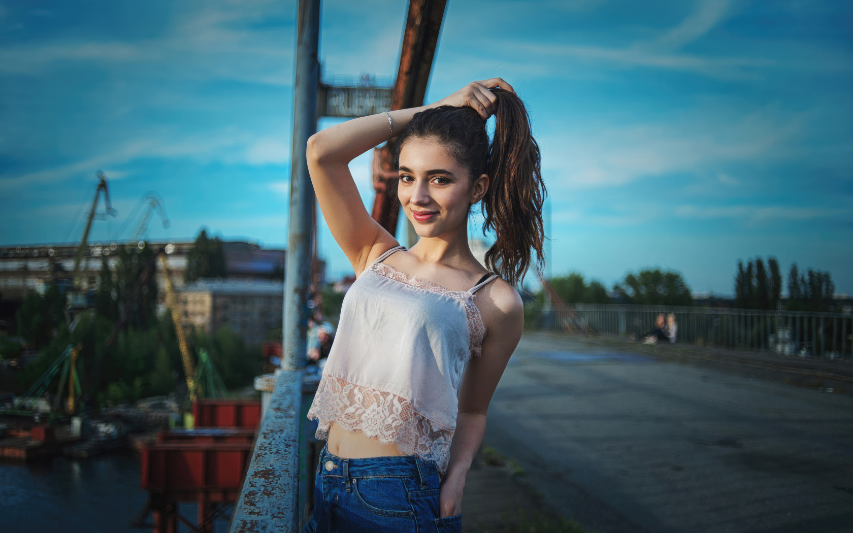 Красивая девушка держит волосы рукой