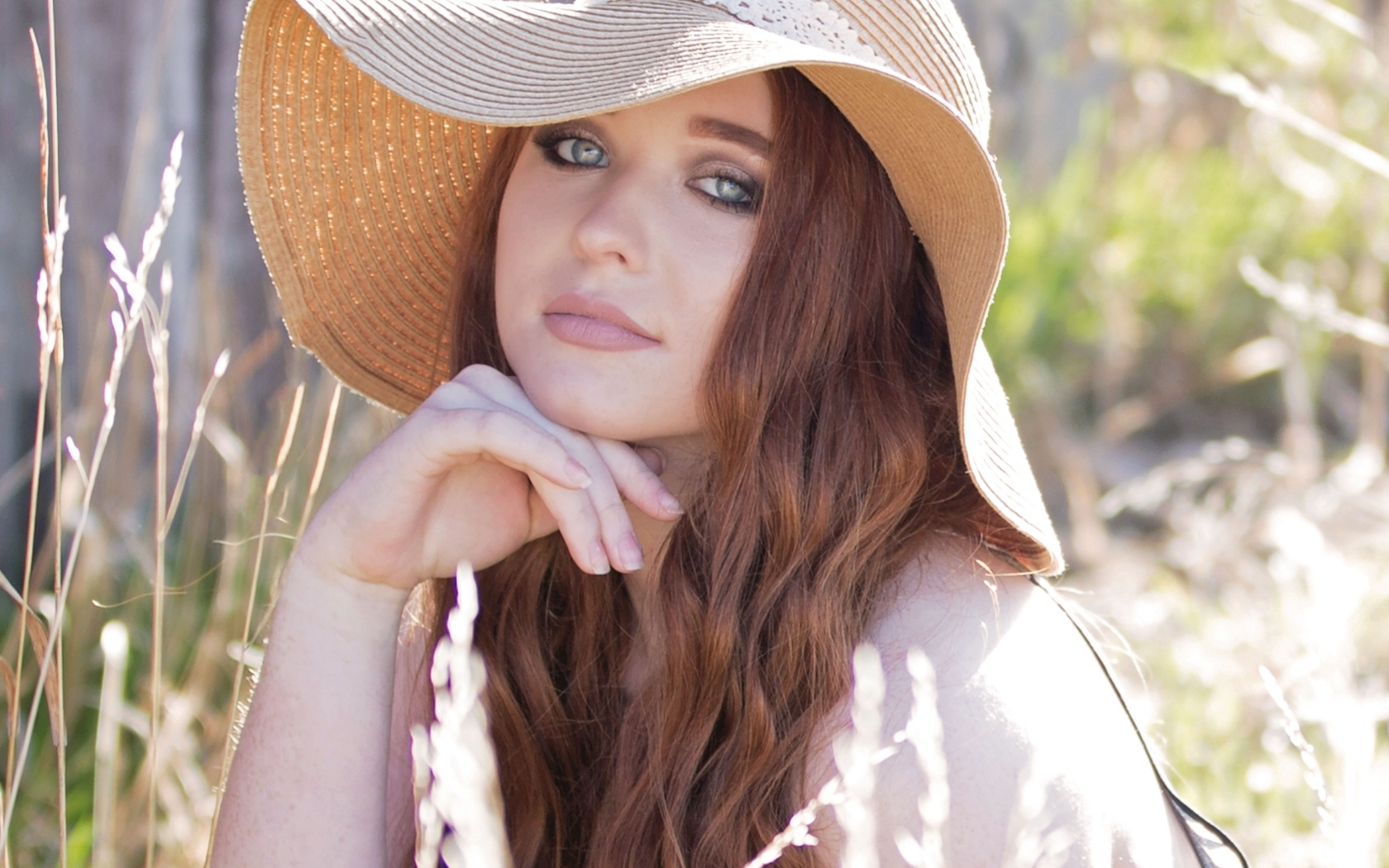 Красивая девушка в большой шляпе 
