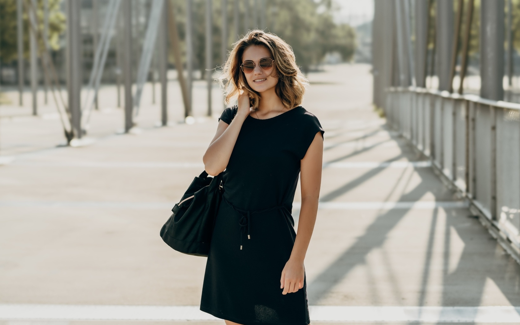 Красивая девушка в черном платье в очках