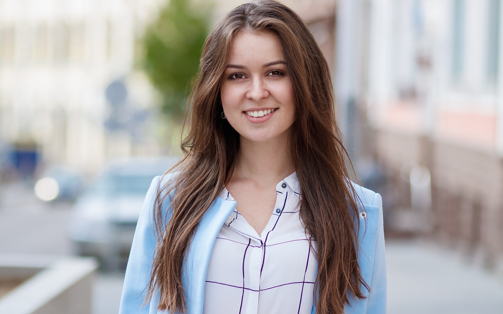 Красивая девушка с очаровательной улыбкой