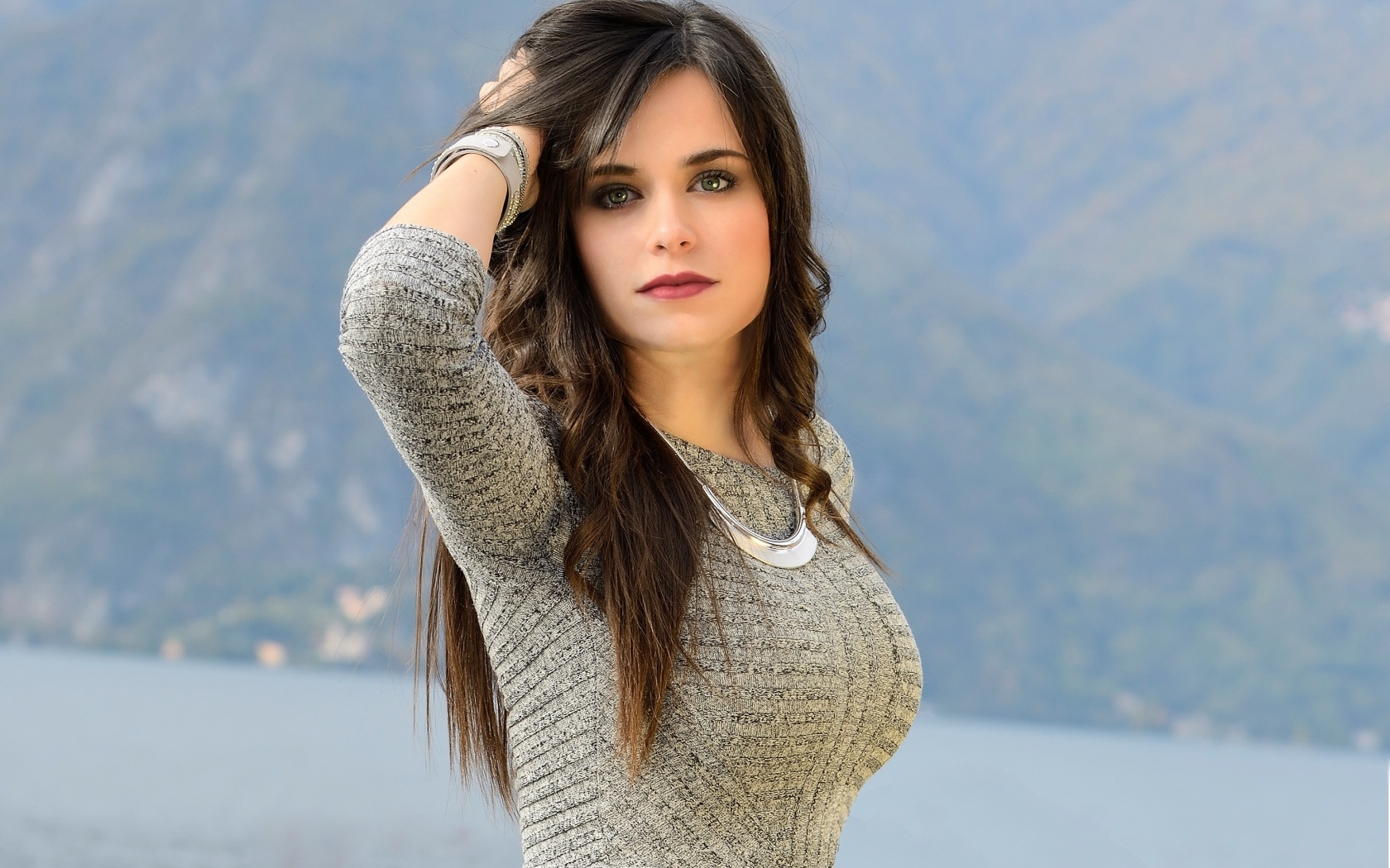 Красивая девушка с рукой в волосах