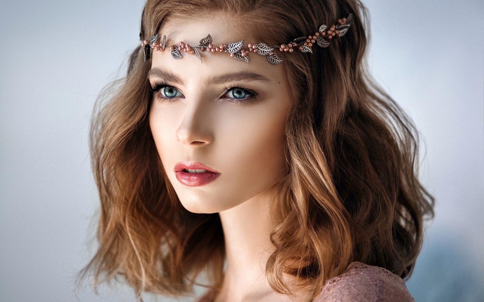 Красивая девушка с украшением на голове