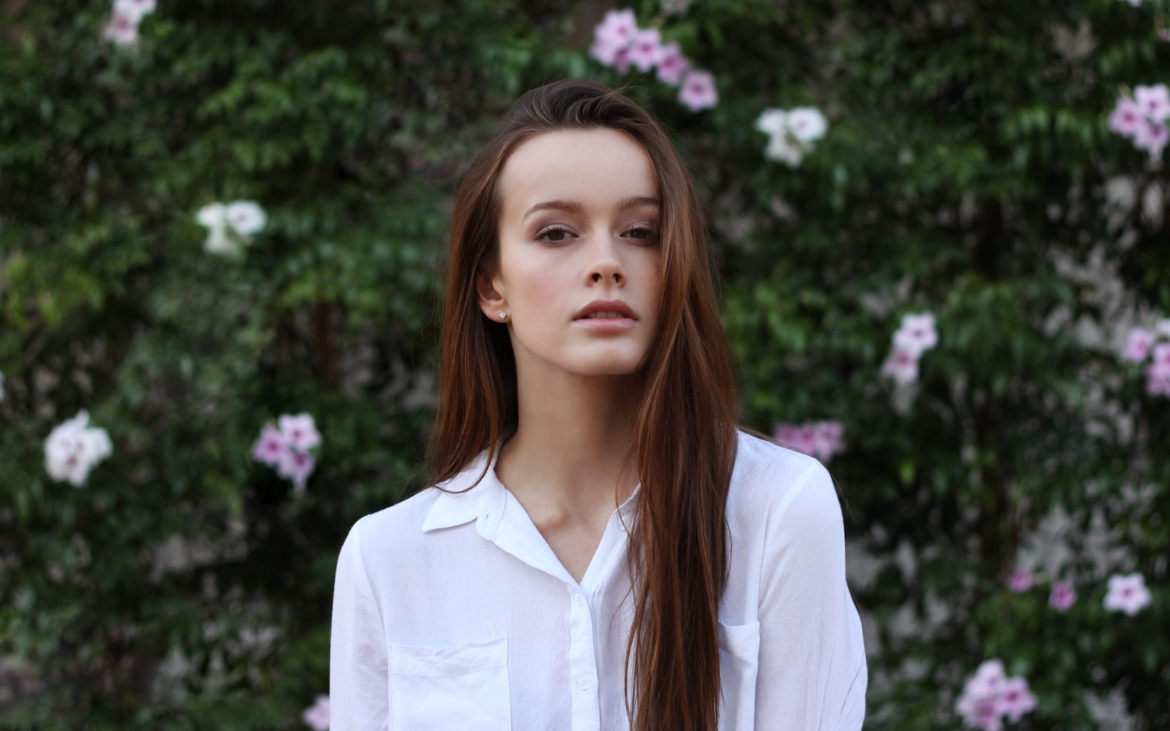 Красивая длинноволосая девушка в белой рубашке