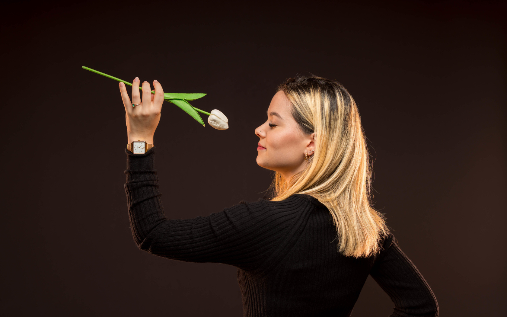 Блондинка с закрытыми глазами с тюльпаном в руках