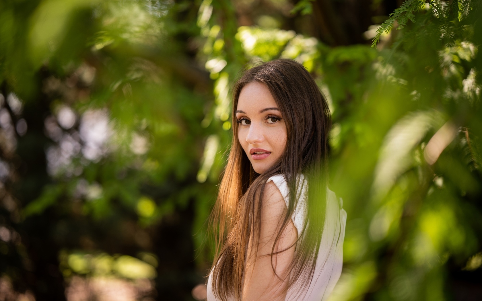 Кареглазая девушка брюнетка в зарослях