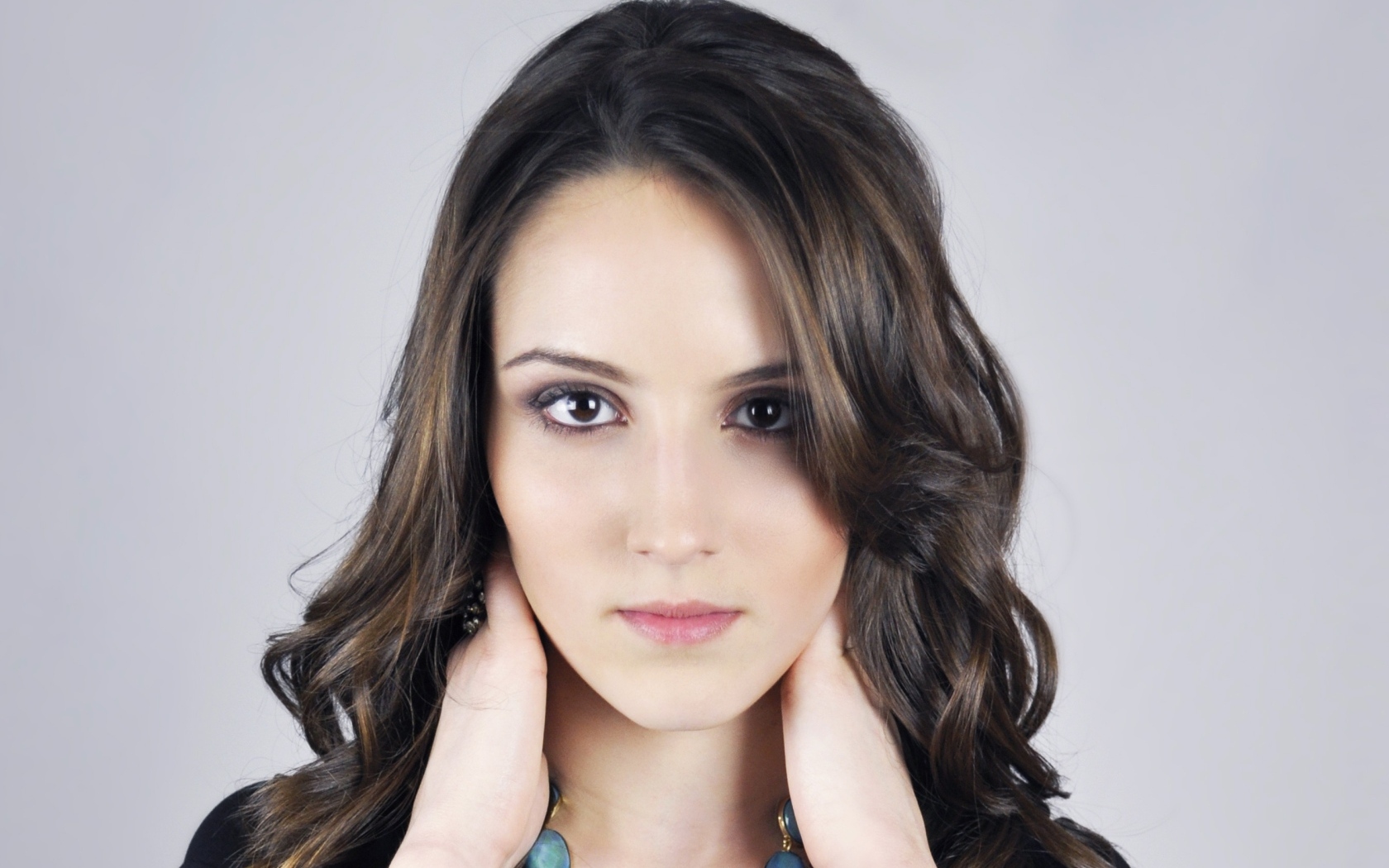 Кареглазая девушка на сером фоне