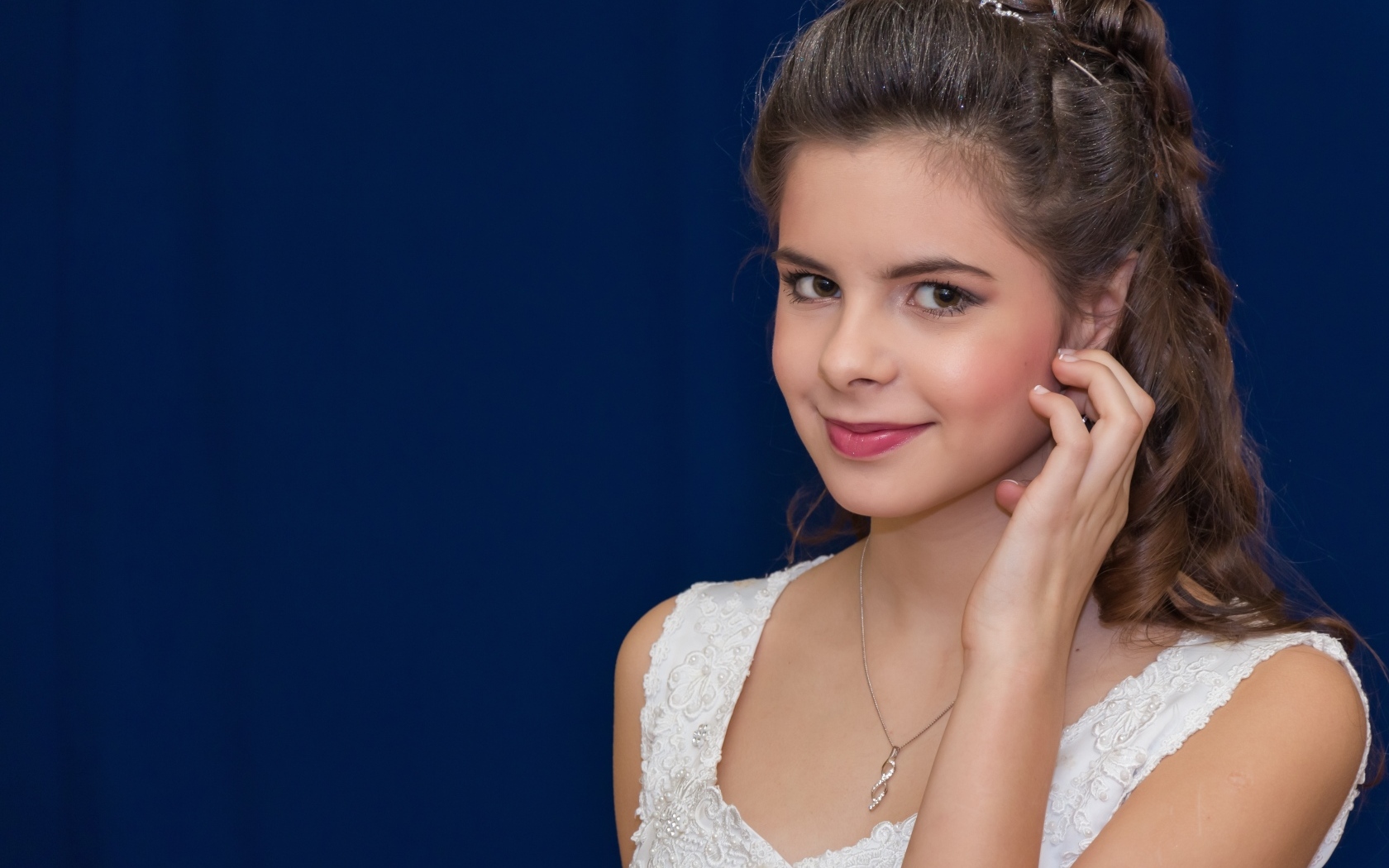 Милая девушка в белом платье на синем фоне