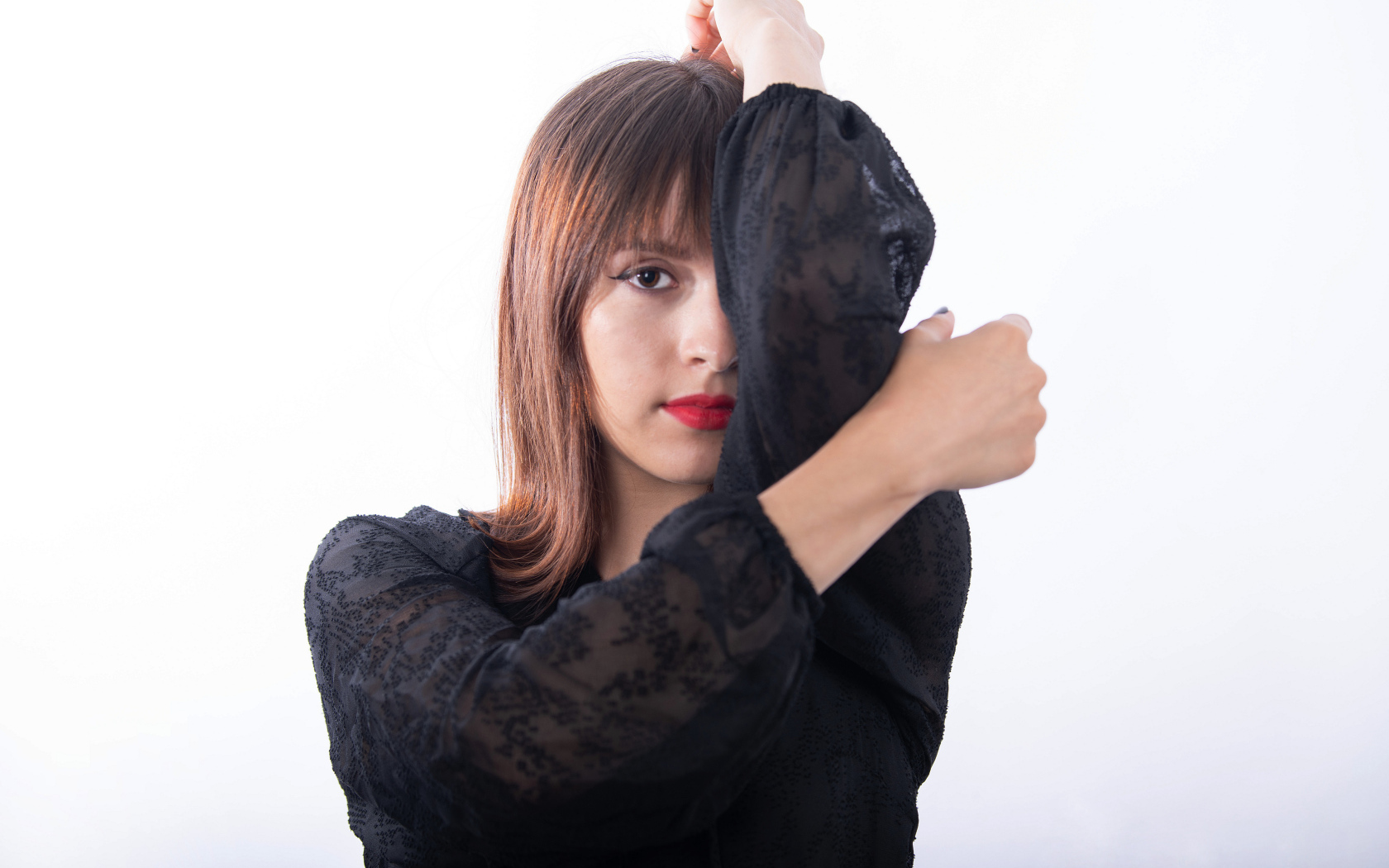 Девушка в черной блузке на белом фоне