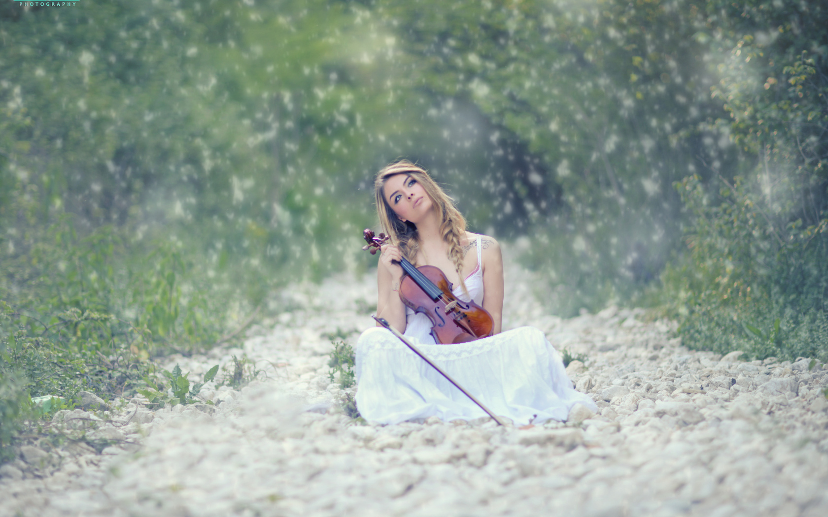 Девушка со скрипкой в руках в лесу