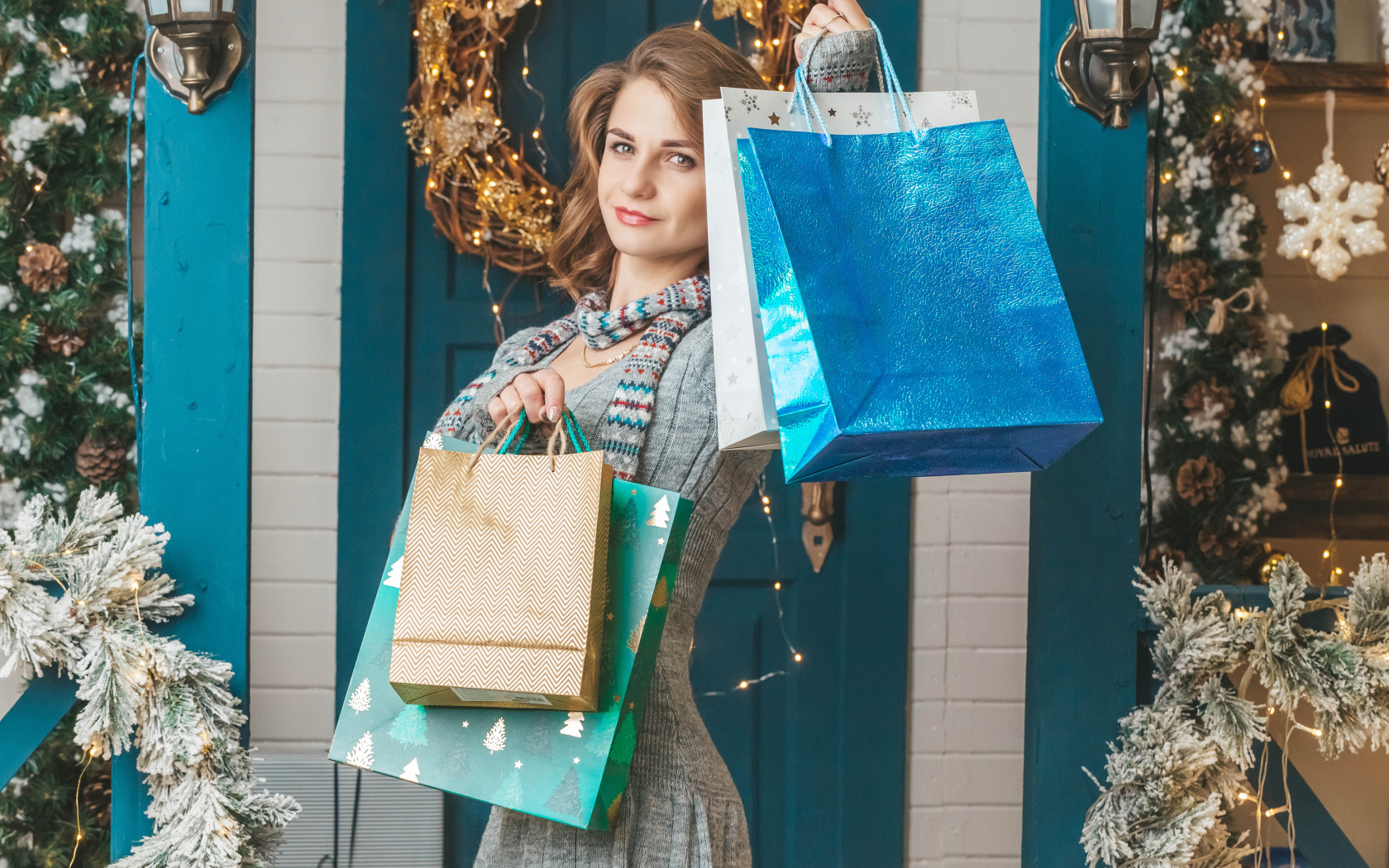 Девушка с пакетами стоит у двери