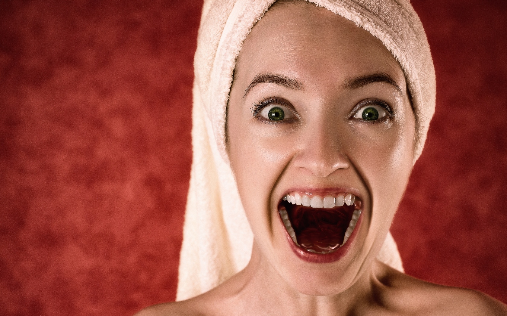 Радостная девушка с полотенцем на голове