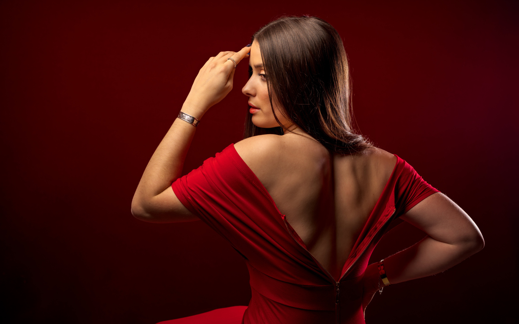 Вид сзади на красивую девушку в красном платье