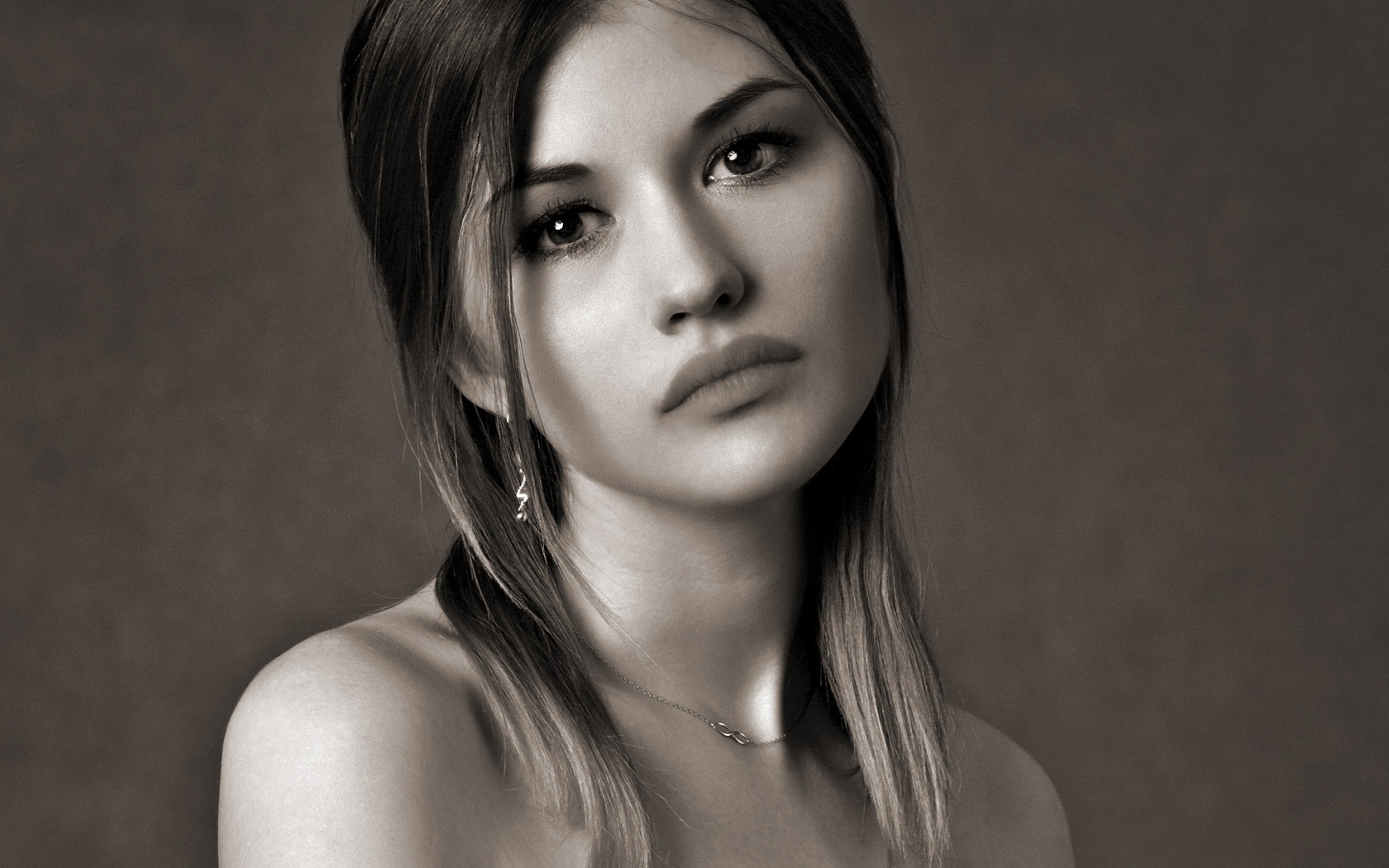 Грустное лицо красивой девушки на сером фоне