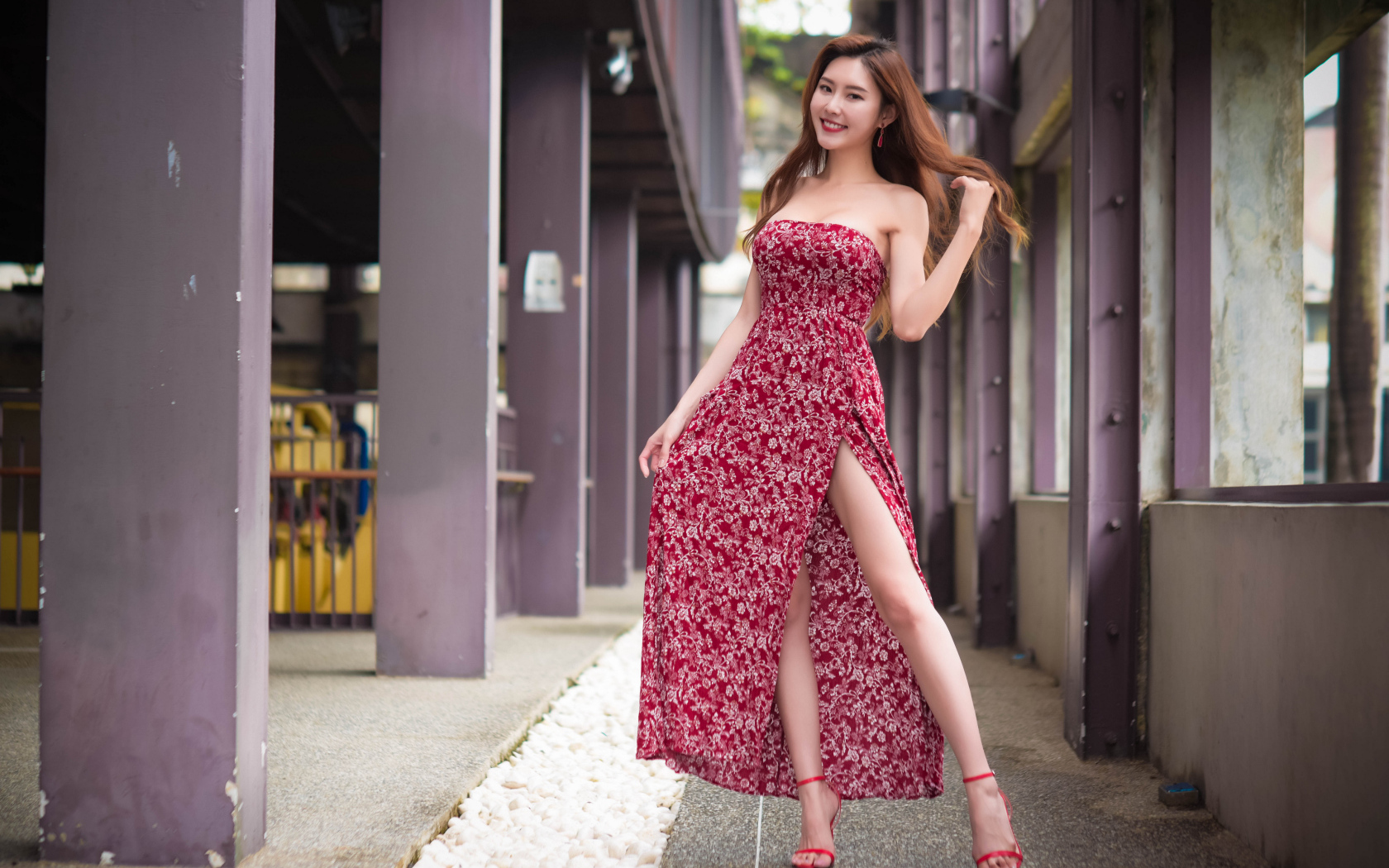 Улыбающаяся азиатка в красном платье