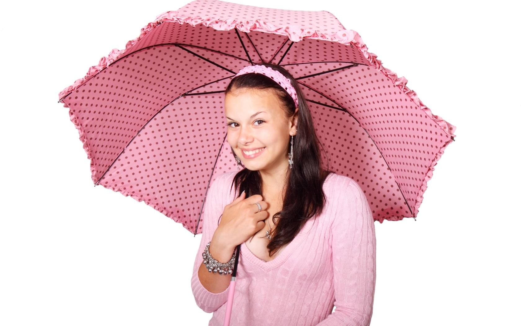 Улыбающаяся девушка с розовым зонтом на белом фоне