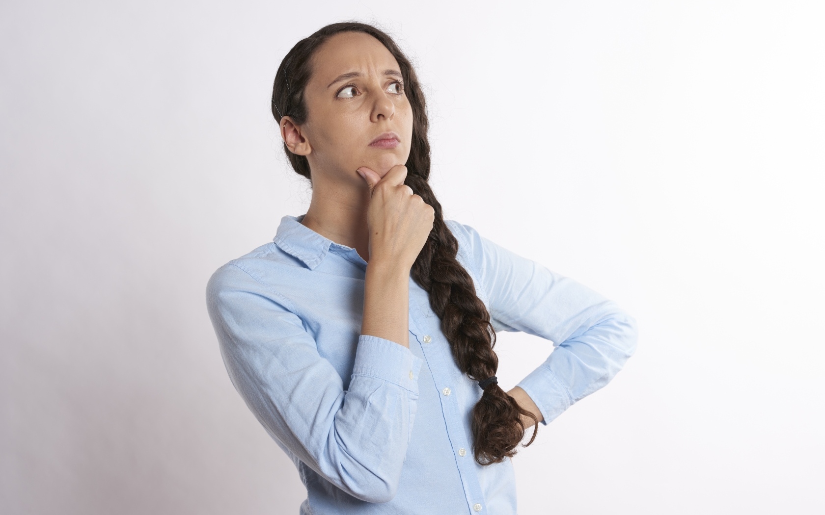 Удивленная девушка в голубой рубашке