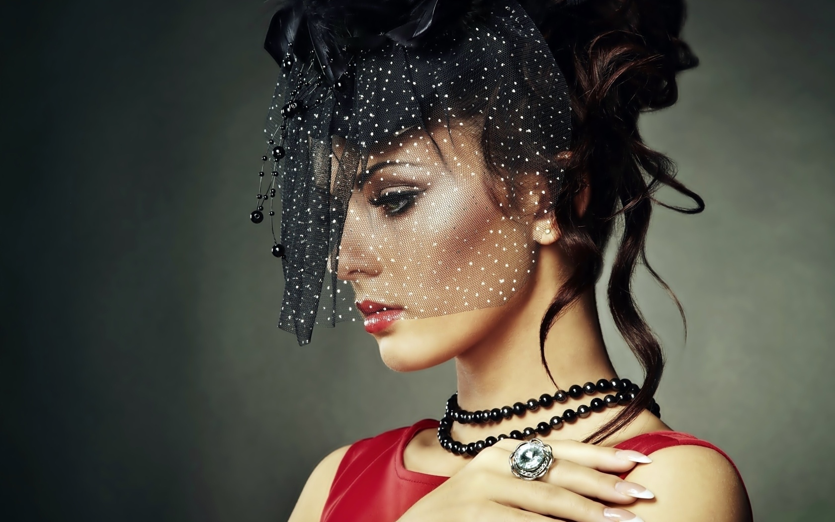 Девушка закрыла лицо черной вуалью 