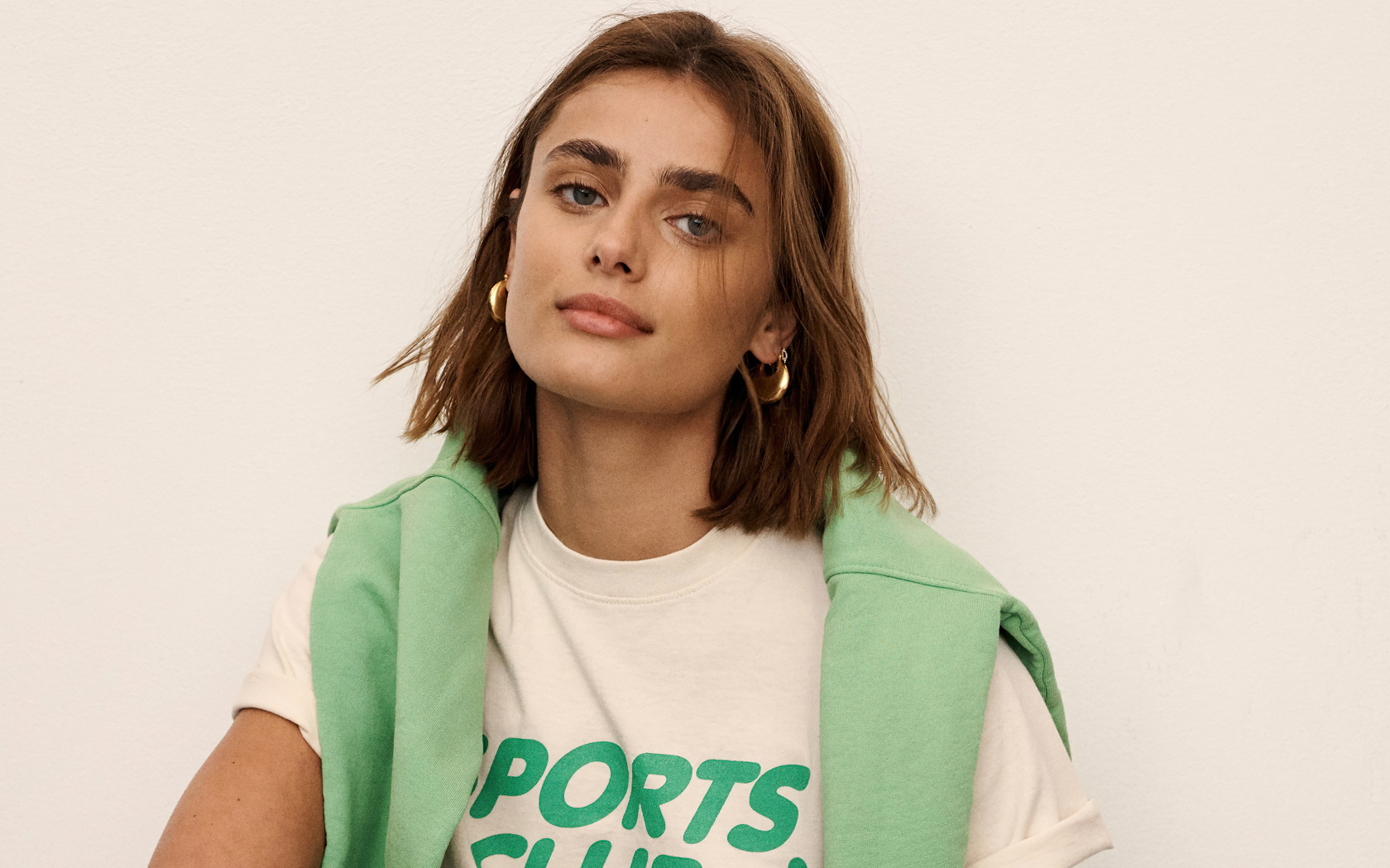 Американская модель Тейлор Хилл на белом фоне