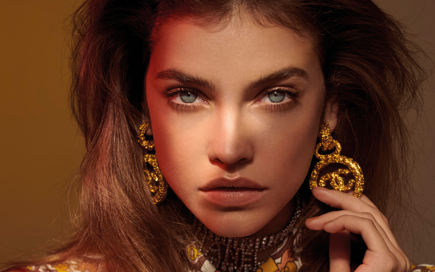 Красивые сережки у модели Барбара Палвин