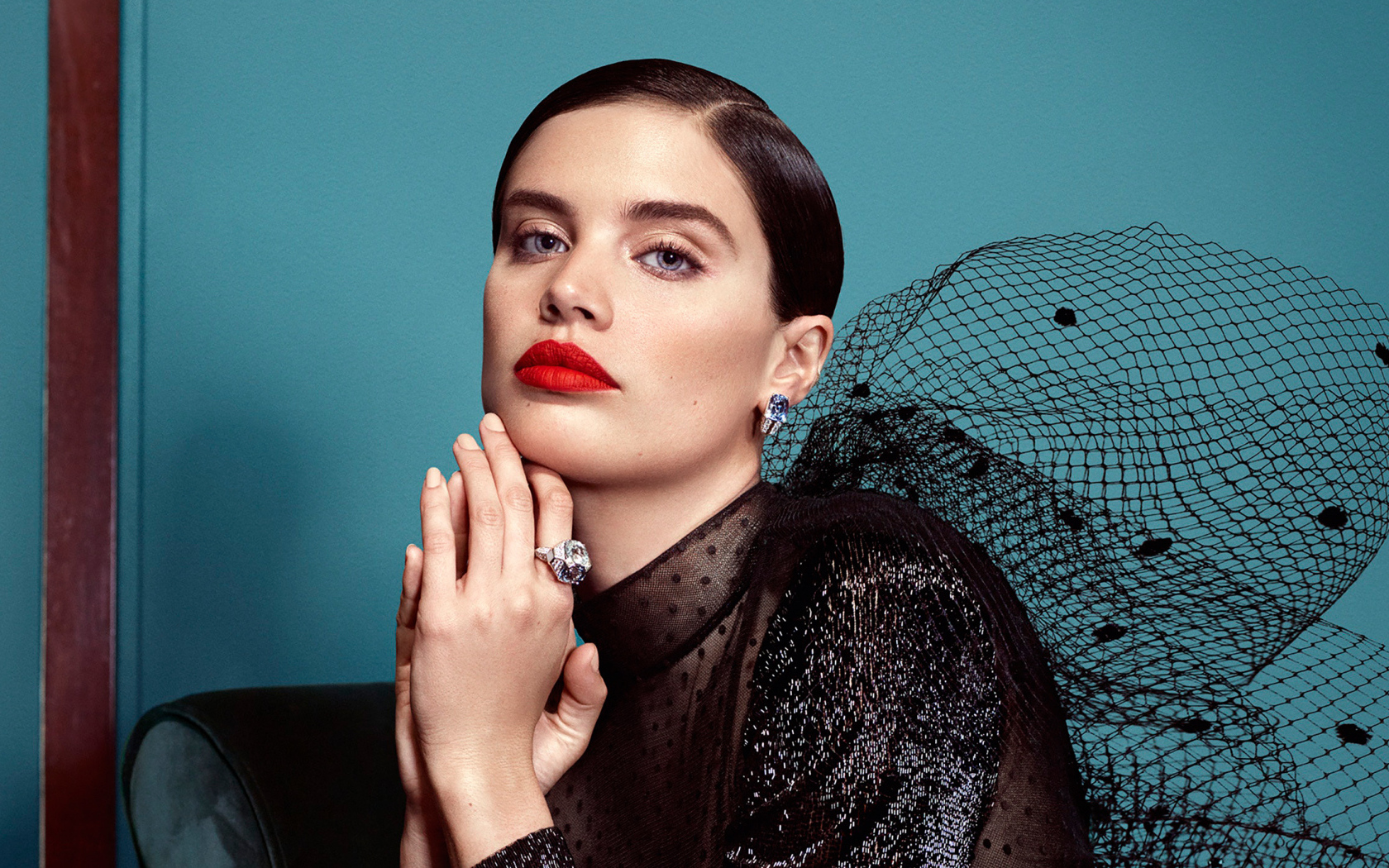 Голубоглазая модель Сара Сампайо в черном платье