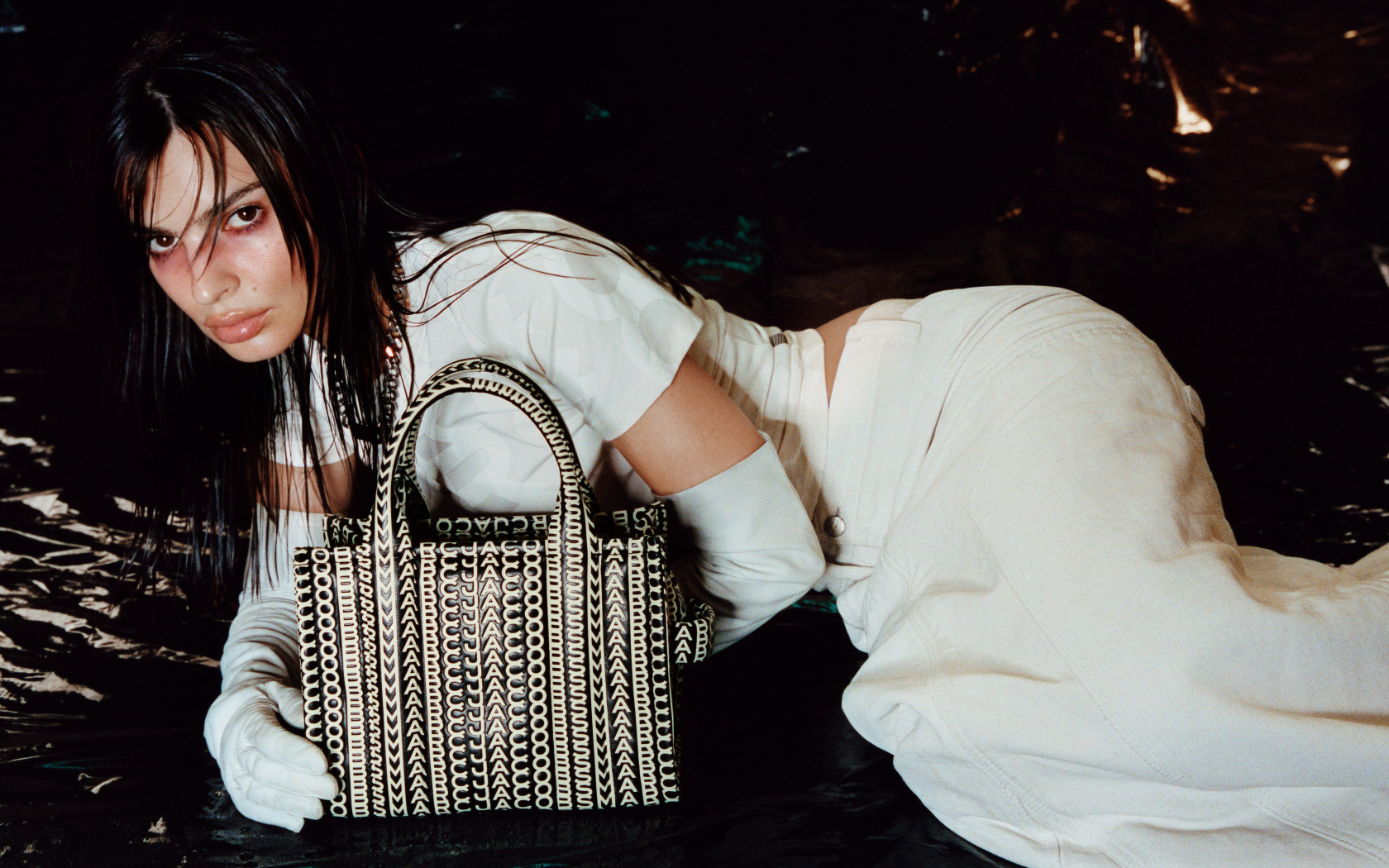 Модель Эмили Ратаковски лежит в белом костюме