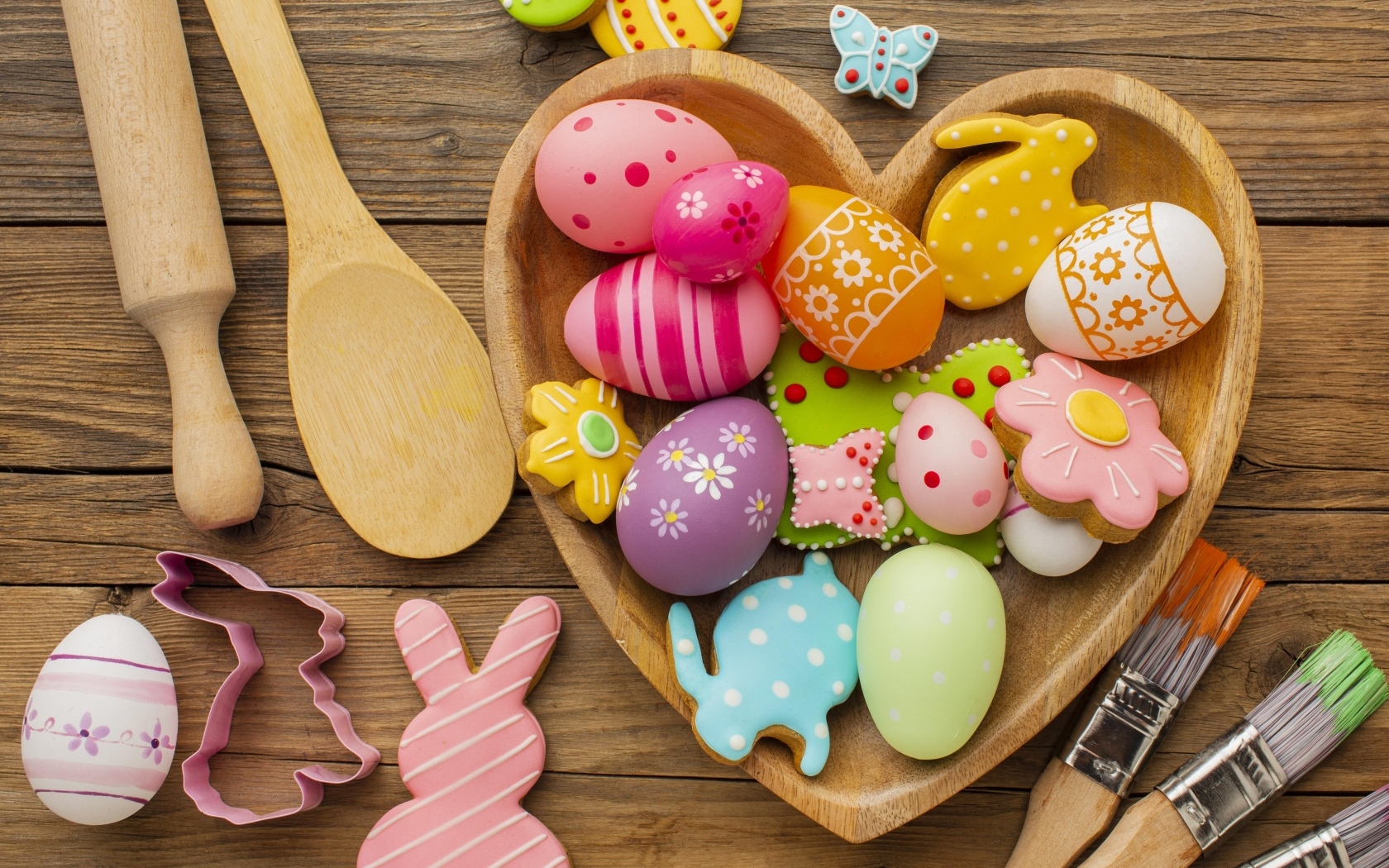 Пасхальные сладости и крашеные яйца на столе на Пасху