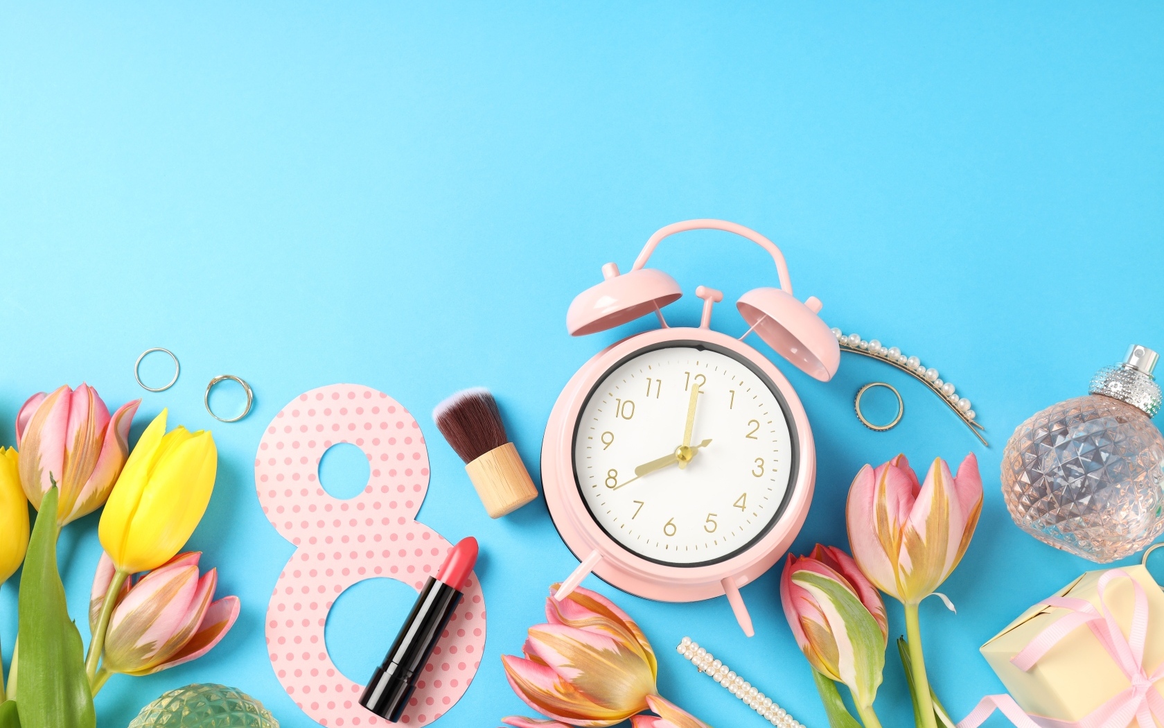 Будильник, цветы и декор на голубом фоне на 8 марта