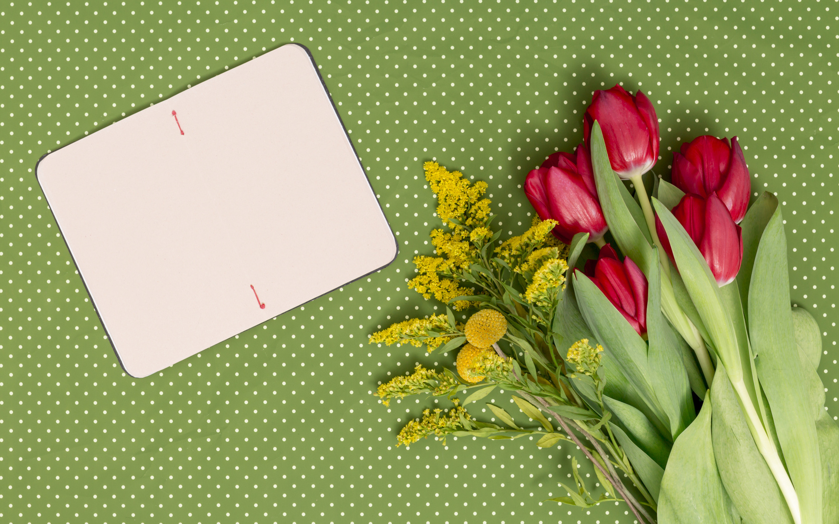 Букет тюльпанов и мимоза шаблон поздравительной открытки на 8 марта