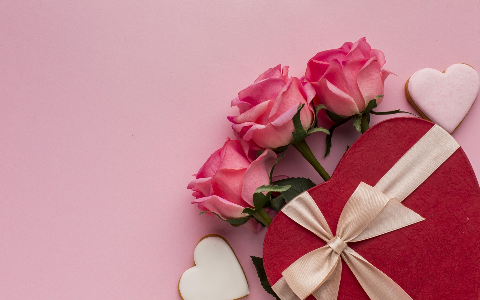 Три розовых розы и подарок на международный женский день