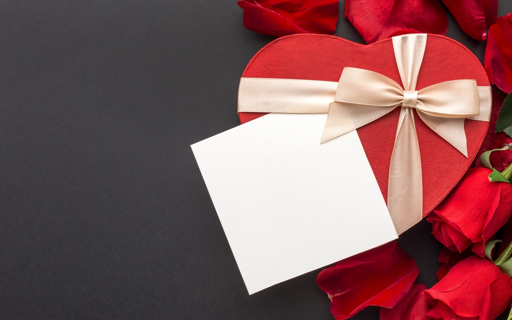 Подарок розы и белый лист на черном фоне, шаблон открытки на 14 февраля