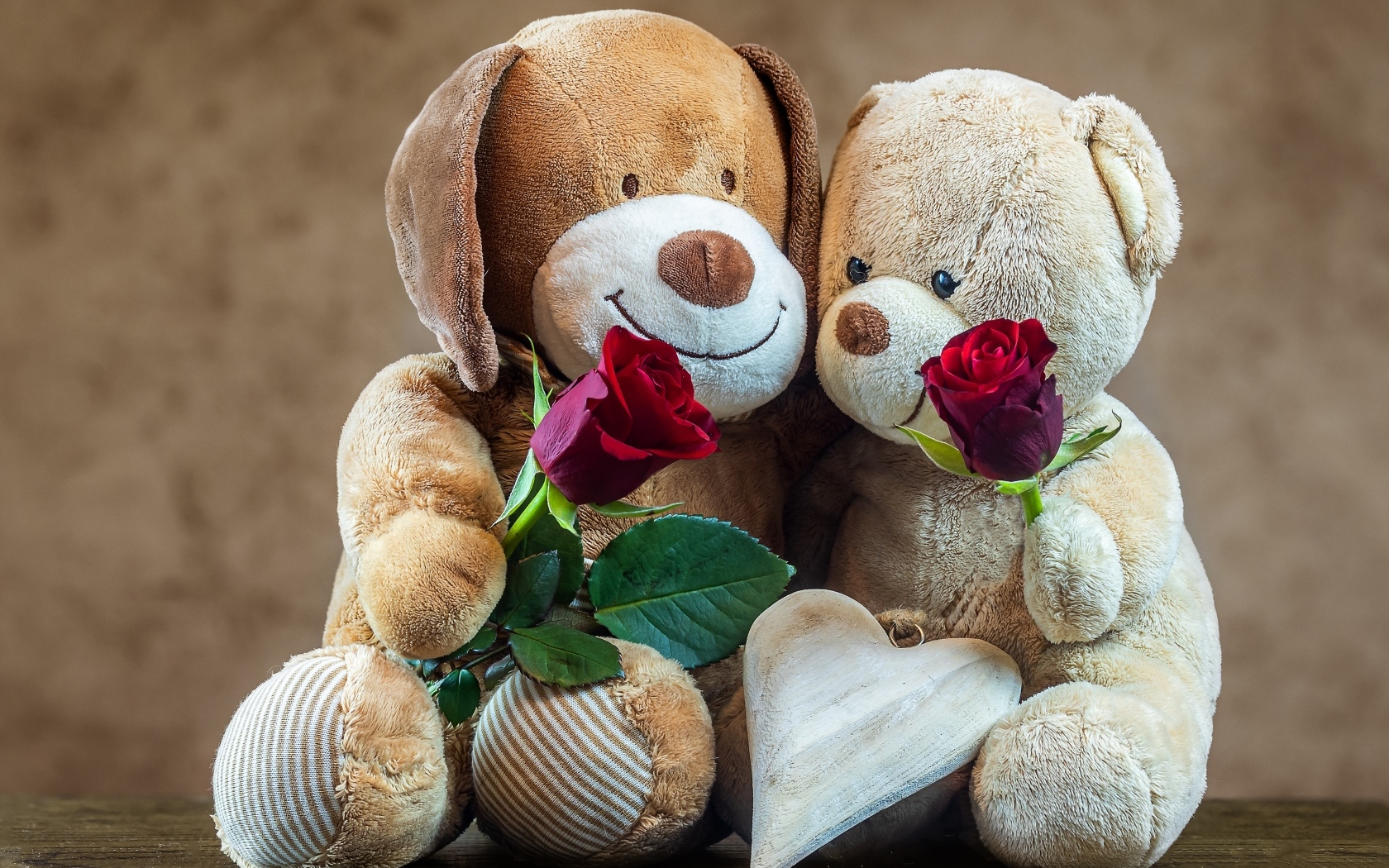 Две плюшевых игрушки с розами в подарок на День Святого Валентина