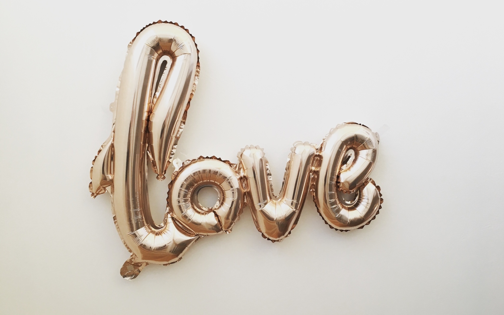 Воздушные шары с надписью любовь на сером фоне