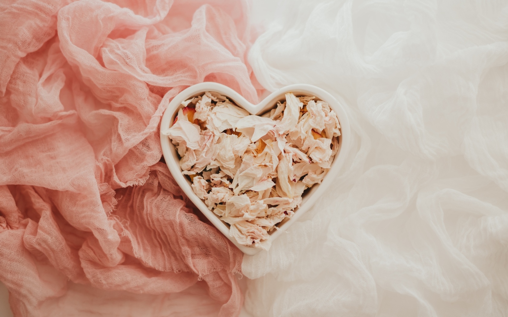 Коробка в форме сердце с сухими лепестками