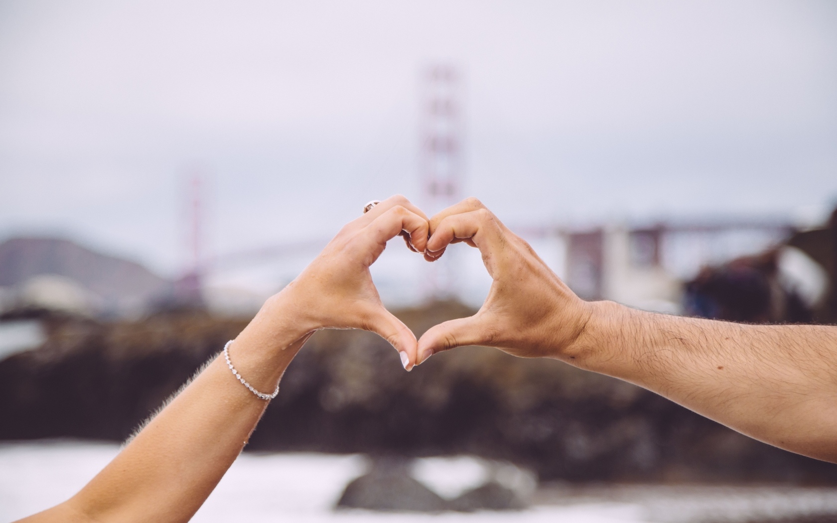 Сердце из рук влюбленной пары