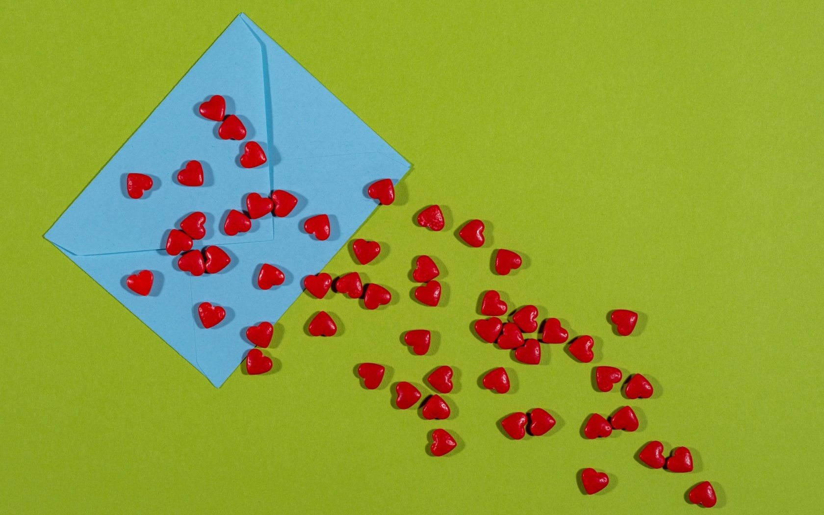 Маленькие сердечки с голубым конвертом