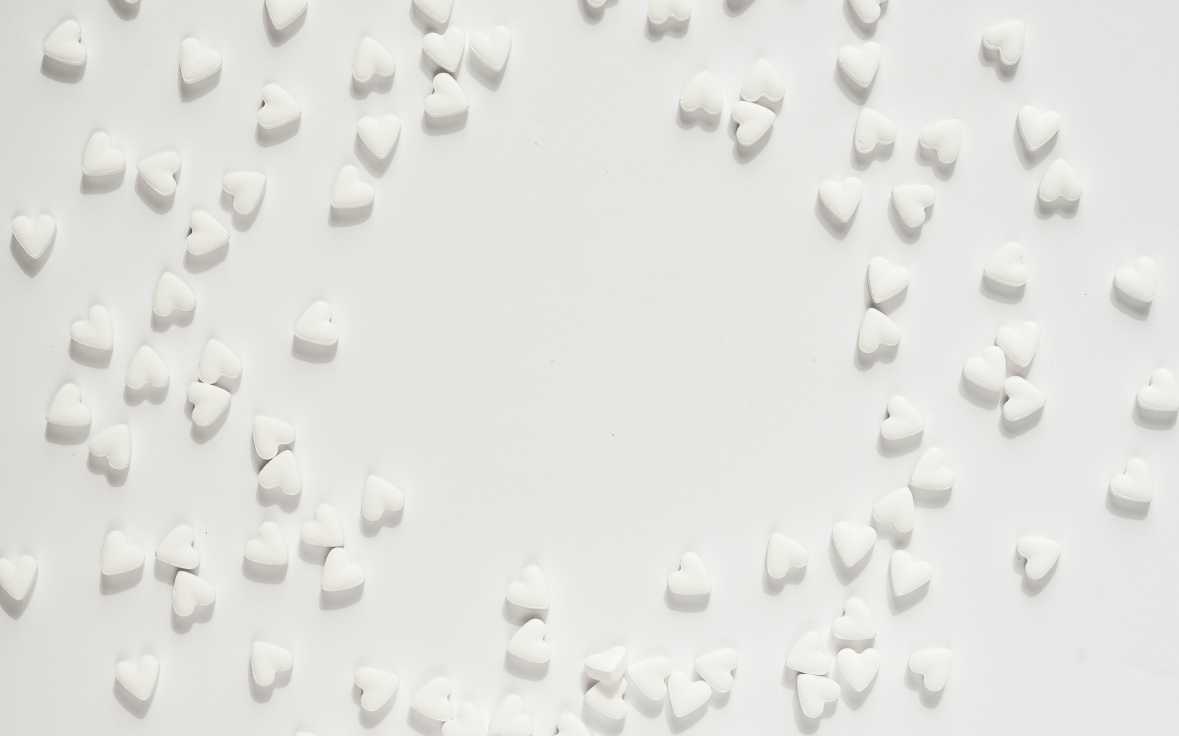 Маленькие белые сердечки на сером фоне