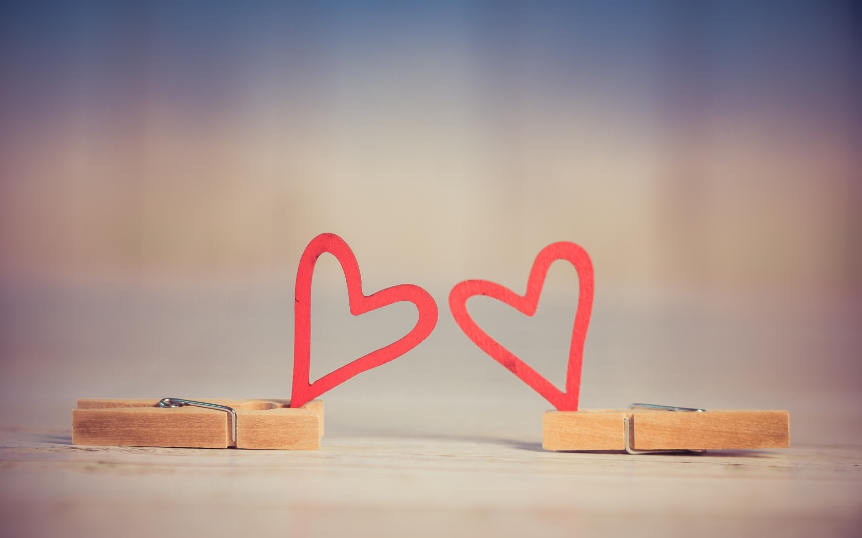 Две прищепки с красным сердцем