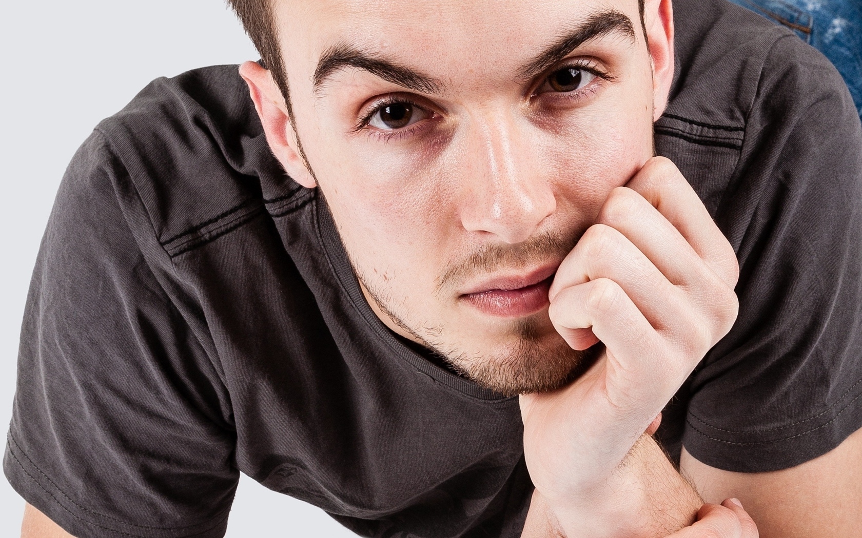 Красивый кареглазый мужчина в футболке