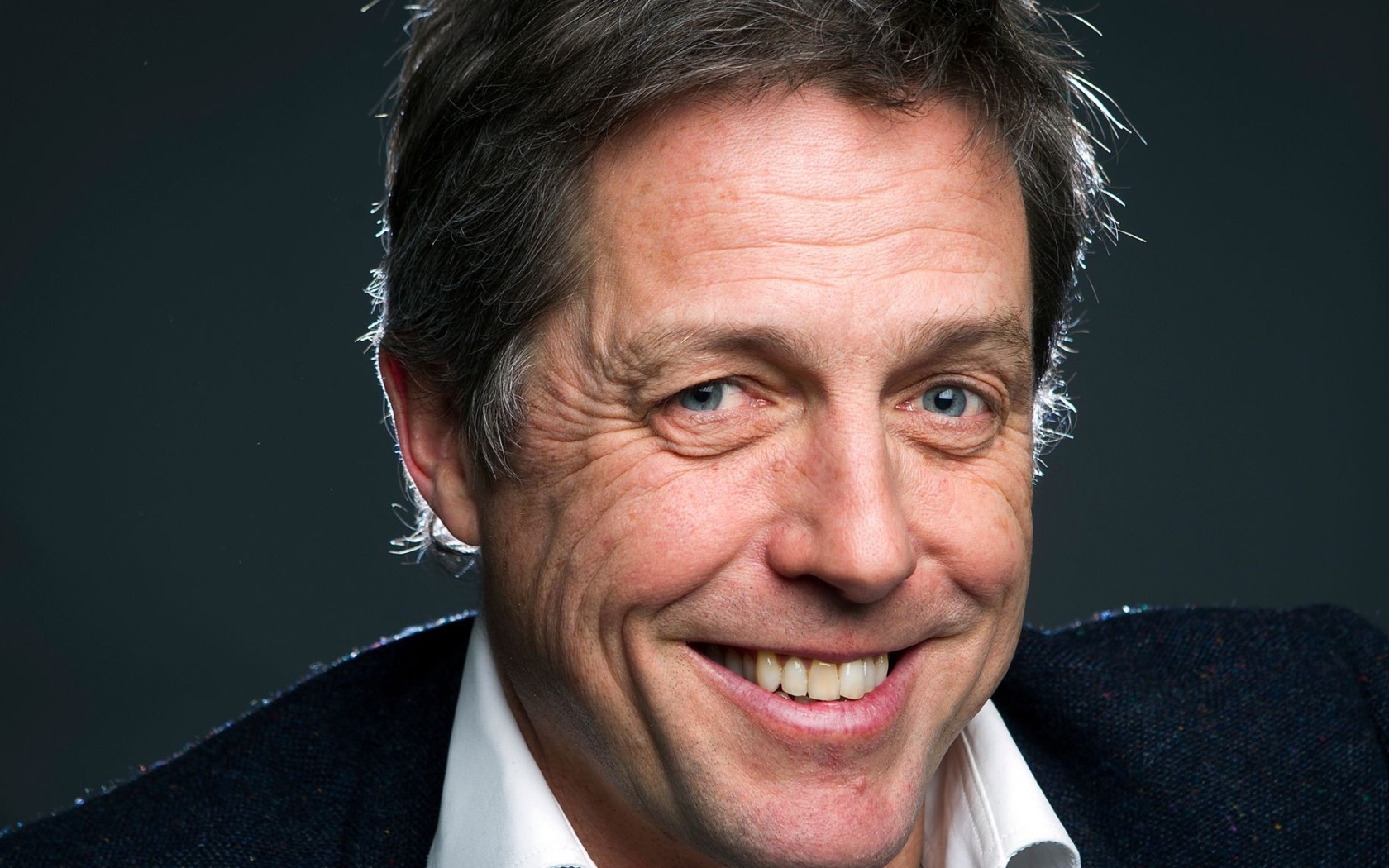 Актер Хью Грант с красивой улыбкой