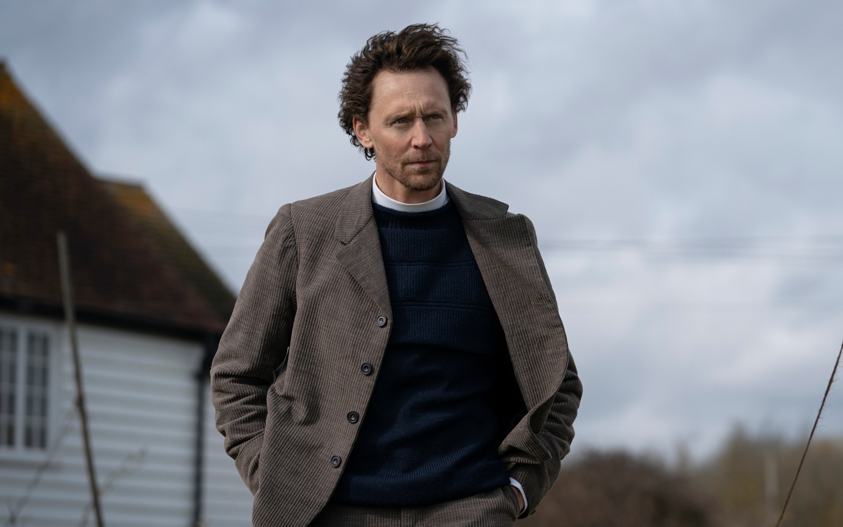 Английский актер Том Хиддлстон в костюме