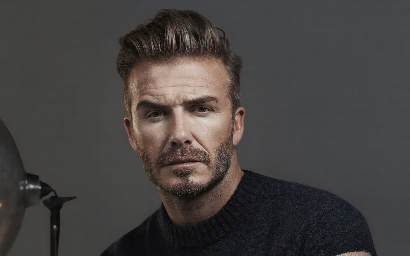 Красивый мужчина Дэвид Бекхэм на сером фоне