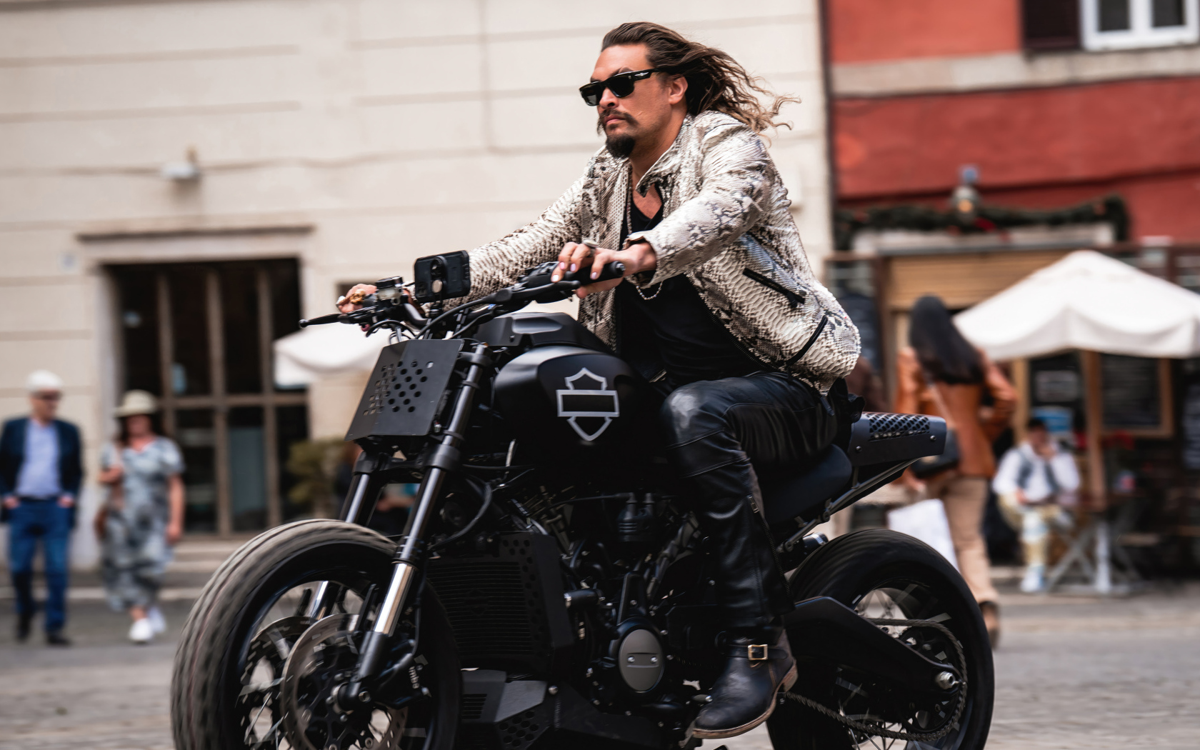 Актер Джейсон Момоа в фильме Форсаж 10