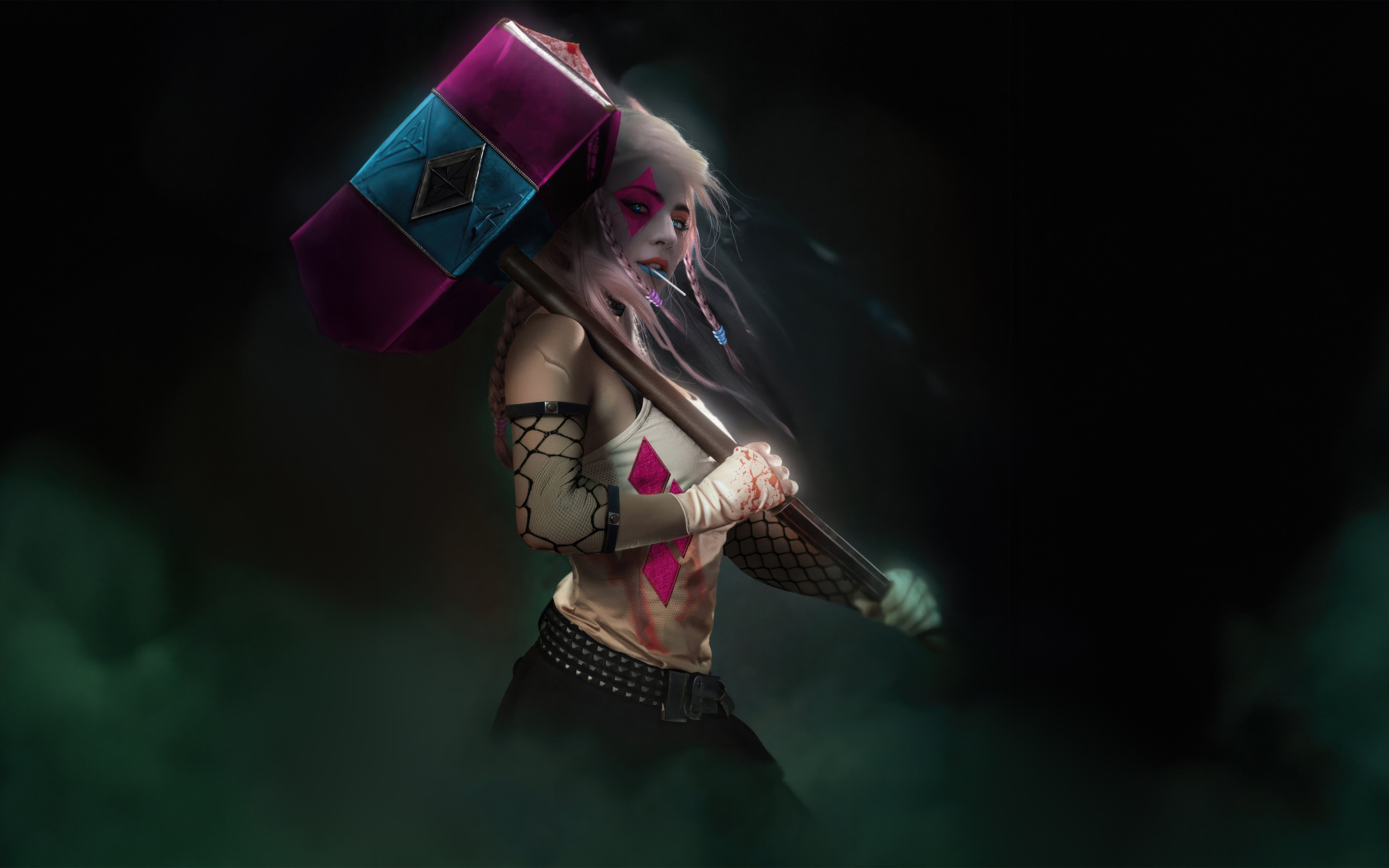 Харли Квин с большим молотом в руках