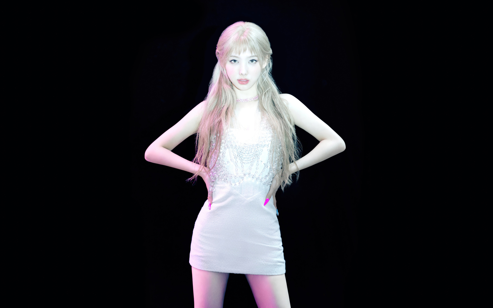 Красивая южнокорейская певица Наён в белом платье