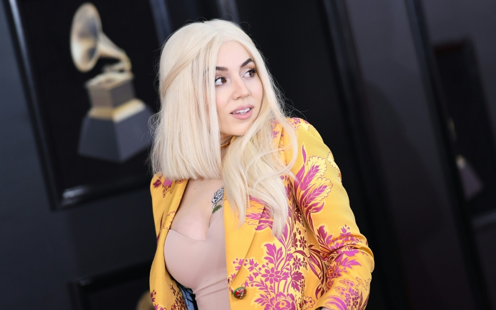 Красивая блондинка, американская певица Эйва Макс