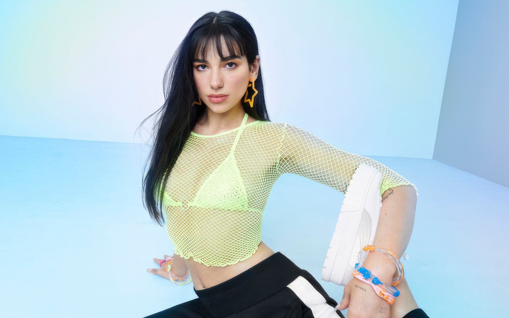 Гибкая певица Дуа Липа в голубой комнате