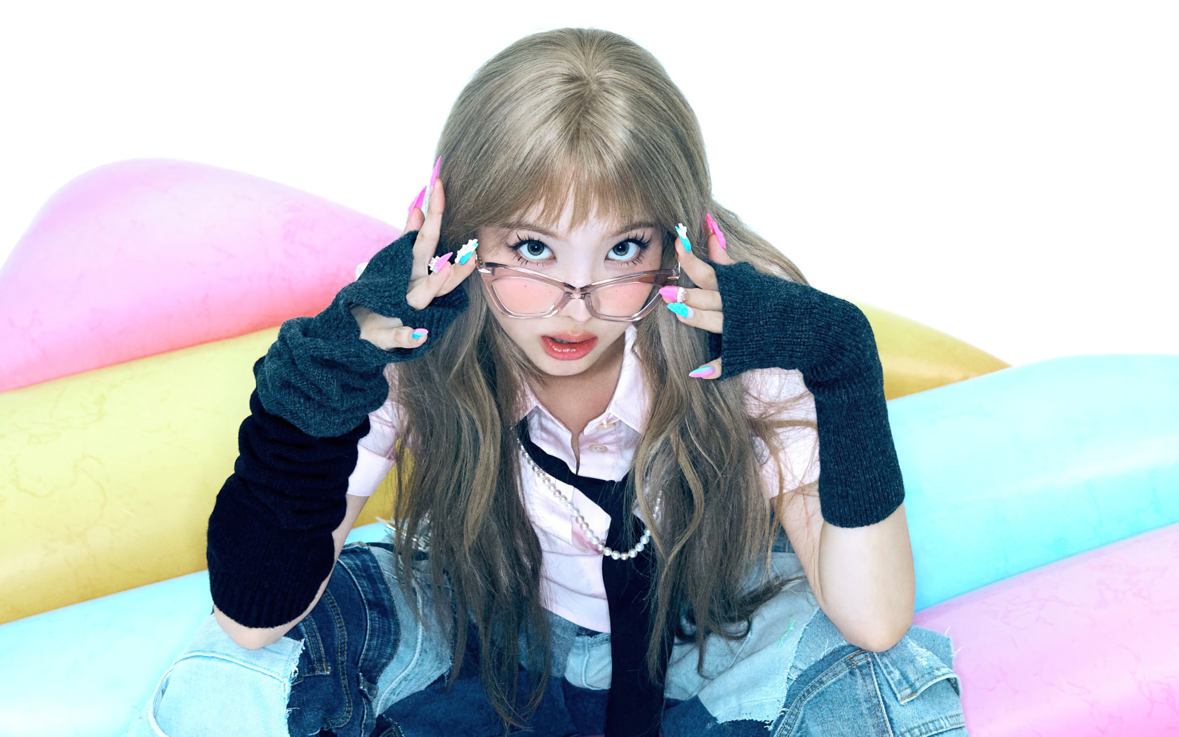 Девушка певица Наён в очках