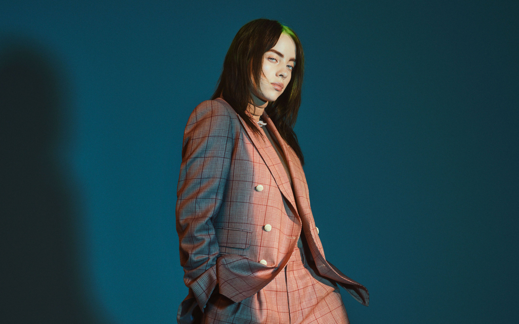 Популярная американская певица Билли Айлиш в костюме