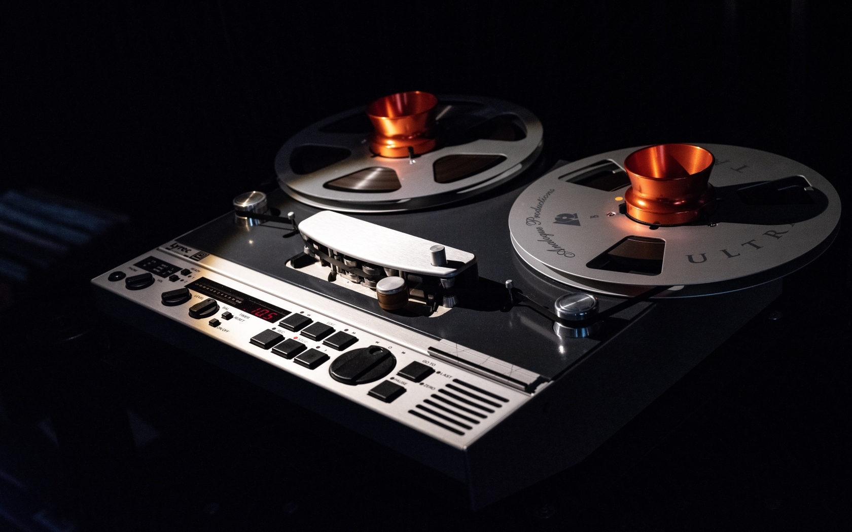 Бобинный магнитофон на черном фоне